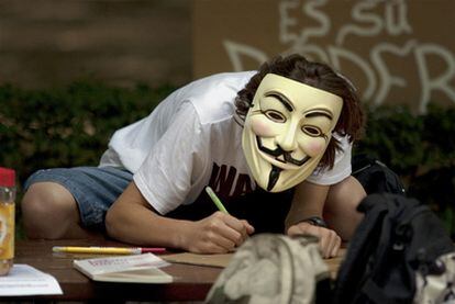 Una persona lleva la característica careta del grupo Anonymous.