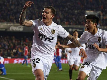 Santi Mina celebra un gol con Kangin Lee.