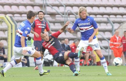 El jugador del Cagliari Radja Nainggolan intenta jugar el balón ante la presión de Birkir Bjarnason.