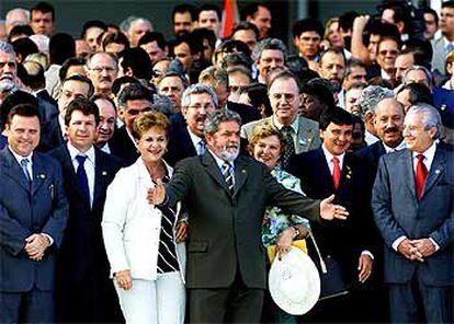 Luiz Inácio Lula da Silva, en el centro, en la rampa del Palacio Presidencial en Brasilia.