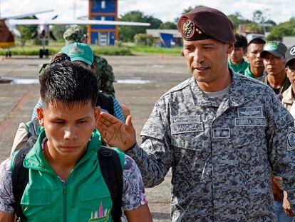 El general Pedro Sánchez recibe a un grupo de indígenas que se unen a la búsqueda de los niños perdidos en la selva, el 21 de mayo en San José del Guaviare (Colombia).