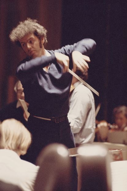 Barenboim, en su faceta de director de orquesta durante un ensayo en 1970. 