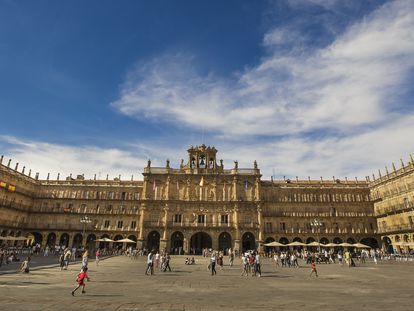 La Plaza Mayor, epicentro de la vida salmantina. Diseñada por Alberto Churriguera en el siglo XVIII, a mediados del xx fueron eliminados los jardines y un quiosco de música.