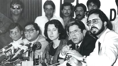 Sara Aldrete, centro, en 1989 presentada por las autoridades como una de las acusadas del asesinato de 13 personas.