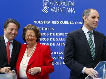 Manuel Cervera, uno de los exconsejeros ahora procesados, con Rita Barberá y Francisco Camps en 2011.