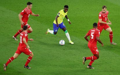 Vinicius, rodeado de varios jugadores suizos, durante el partido disputado este lunes entre las dos selecciones.