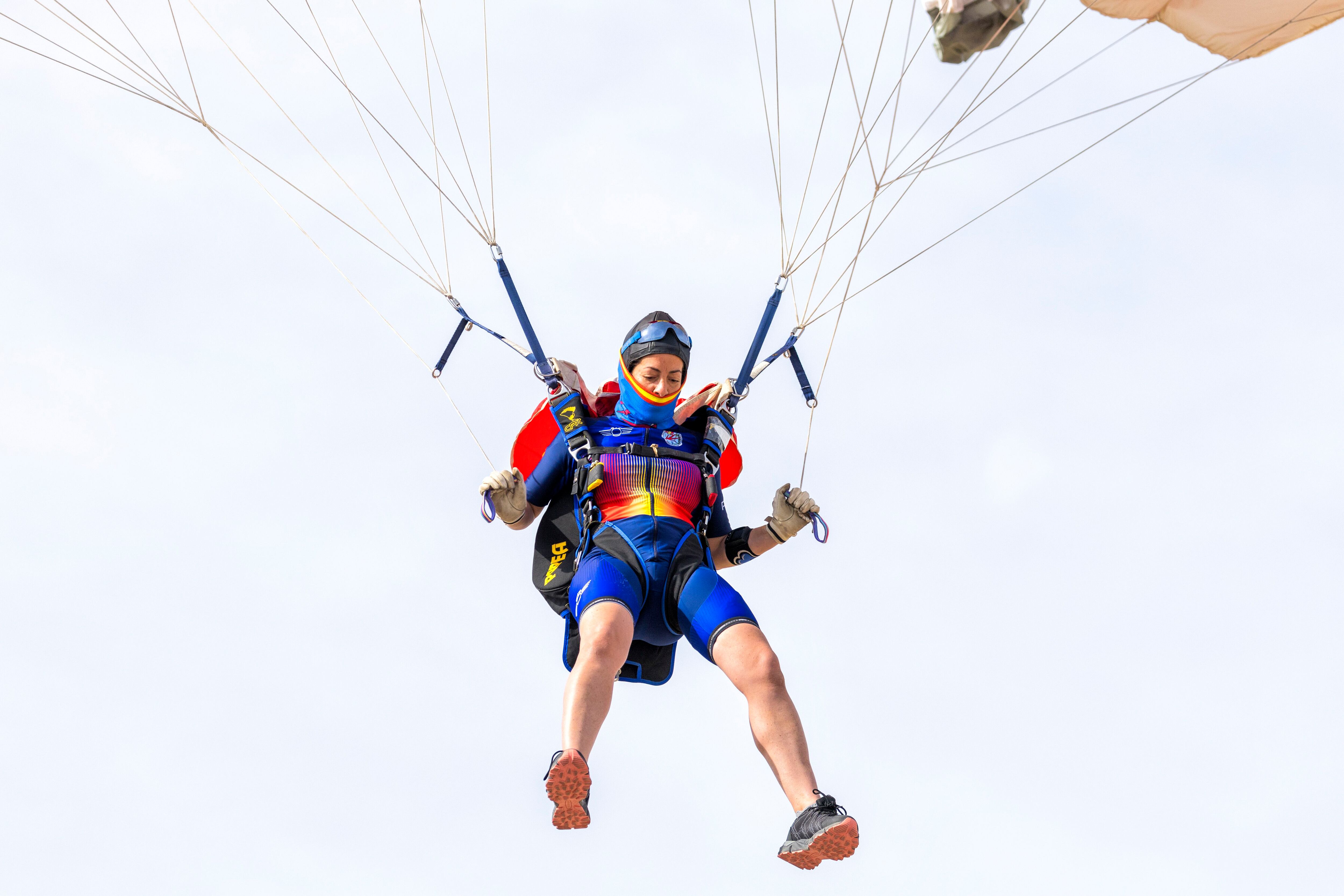 Los paracaidistas tienen que dirigir su posición hasta una diana gigante y acolchada, conocida como foso, pilotando el paracaídas con sendos brazos.