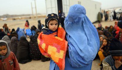 Un grupo de desplazados afganos en un campo de refugiados interno en la provincia de Herat.
