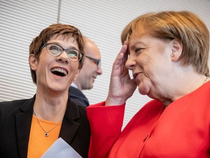 La líder de la Unión Demócrata Cristiana (CDU), Annegret Kramp-Karrenbauer (izquierda) jutno a al canciller alemana, Angela Merkel el pasado martes. 