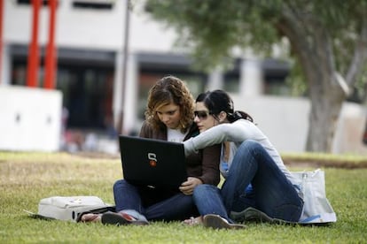 El Gobierno prevé una reducción de la inversión pública en educación desde el 4,9% del PIB en 2010 al 3,9% en 2015. / Pepe Olivares