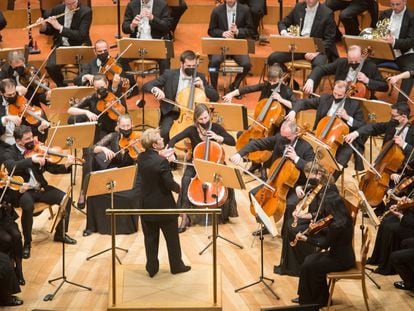 La directora Marin Alsop (de pie de espaldas) dirige a la RSO Wien  con la ‘Séptima sinfonía’ de Dvorak.