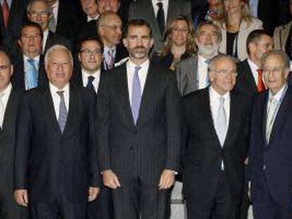 El príncipe Felipe acompañado por el ministro de Asuntos Exteriores, José Manuel García Margallo (2i), el presidente de CaixaBank, Isidro Fainé (2i), y el presidente de OHL, Juan Miguel Villar-Mir (d), posa para la foto de familia en la clausura de un encuentro de altos responsables de empresas que, bajo el lema "Liderando sin fronteras", ha organizado la Confederación Española de Directivos y Ejecutivos (CEDE) para analizar los desafíos de la internacionalización, hoy en Madrid.