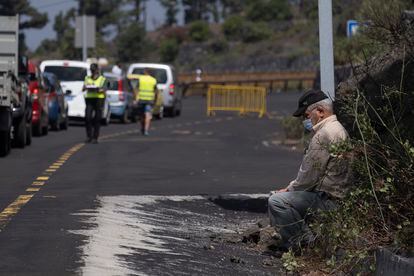 Un vecino afectado por el corte de la carretera LP2 dirección Jedey, La Palma.
