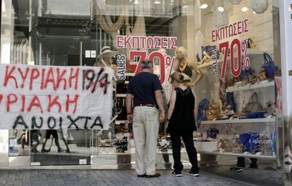 Una botiga anuncia rebaixes, ahir a Atenes.