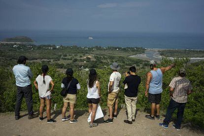 Parte del equipo de arqueólogos observa la bahía de Villa Rica desde las ruínas de Quiahuiztlán.