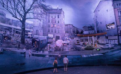 ¿Cómo era un barrio de Berlín atravesado por el Muro? Asisi Panorama recrea este escenario con un impresionante mural en tres dimensiones en el que se puede contemplar cómo era el Berlín dividido de los años 80. El dibujo recuerda hasta el más puntilloso detalle.