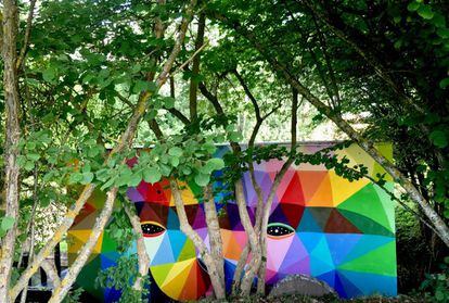 Instalación del artista cántabro Okuda en los jardines de Molina de Tejada.