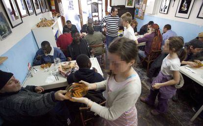 Comedor social en el barrio del Raval de Barcelona.