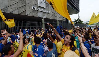Trabajadores de una empresa subcontratada por Petrobras protesta por el retraso en sus salarios