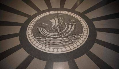 Un mosaico con el emblema del hotel Lutetia en el 'lobby' del establecimiento.