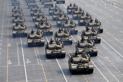 Tanques en la Plaza Tiananmen durante un desfile que celebra el 70 aniversario de la fundación del país en Beijing, China.