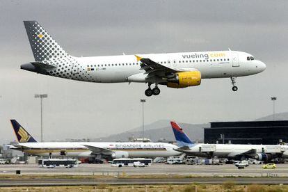 Un avi&oacute;n de Vueling aterriza en el aeropuerto de El Prat, en Barcelona.