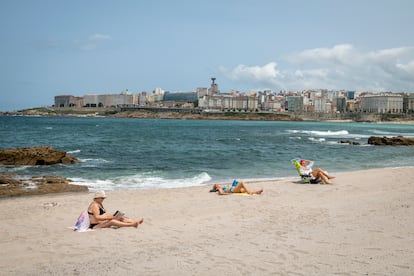 Playa urbana de Riazor, en A Coruña, punto final o de inicio de la N-VI.