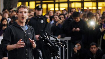 El máximo accionista y fundador de Facebook, Marck Zuckerberg, comparece ante los medios de comunicación