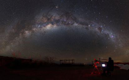 Tras la época pandémica, todos apreciamos más que antes los espacios amplios. En <a href="https://www.chile.travel/donde-ir/macrozona/norte-y-desierto-de-atacama/" target="_blank">el desierto de Atacama</a>, que se estira unos 1.600 kilómetros de norte a sur, la soledad es total. Es uno de los mejores lugares de la Tierra para contemplar los cielos nocturnos: aquí no suele haber una sola nube (tiene fama de ser el desierto más seco del planeta), se encuentra a casi 4.000 metros de altitud y la contaminación lumínica es prácticamente inexistente. Por eso, en Atacama se sitúan algunos de los observatorios astronómicos más importantes del mundo. El viajero no tiene por qué ser un profesional o un experto para valorar el espectáculo nocturno de este lugar, por ello cada vez más empresas ofrecen experiencias de astroturismo. <br></br>En 2022, además, habrá un par de eventos astronómicos a tener en cuenta: un eclipse parcial de Sol (en abril) y otro total de Luna (en mayo). Atacama también es un ecosistema único, valioso y frágil. El cambio climático y el aumento de visitantes amenazan su precario equilibrio, sobre todo en San Pedro de Atacama, epicentro turístico del desierto. Pero la región es también precursora en la búsqueda de nuevas formas de gestionar el turismo, con iniciativas muy interesantes que incluyen a la comunidad local.