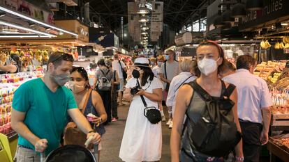 Turistas en el mercado de la Boqueria.