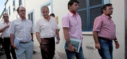 Pedro Maza, tercero por la izquierda, tras la reunión con la representación de Gibraltar.