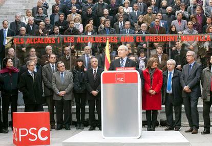 El presidente de la Generalitat y candidato a la reelección por los socialistas catalanes (PSC), José Montilla, acompañado por alcaldes de municipios socialistas, durante la visita que realizó al barrio barcelonés del Bon Pastor.