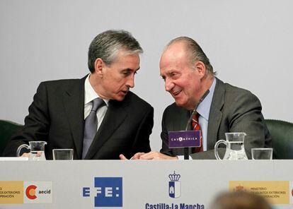 El rey Juan Carlos y el ministro de la Presidencia Ramón Jáuregui charlan durante un acto en abril de 2011. 