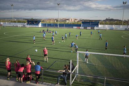 Instalaciones de la AEM Lleida, con niños y niñas de categoría infantil entrenando.