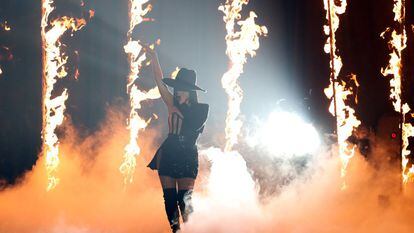 Becky G actúa en el escenario durante los MTV EMAs 2019.