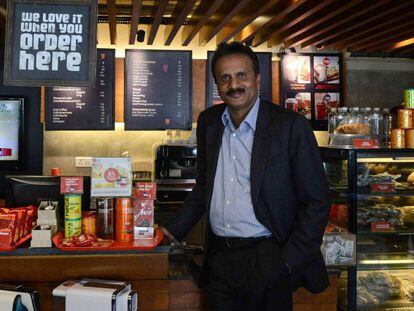 V.G. Siddhartha posa en unos de sus Café Coffee Day en Ahmedabad, en 2015. 