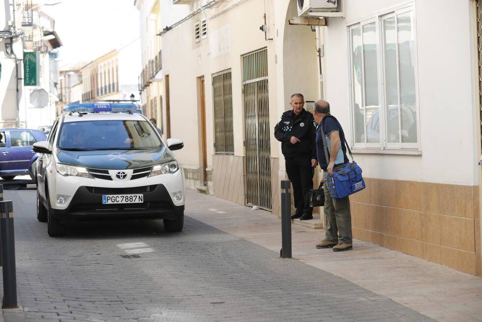 El exterior del edificio donde la semana pasada fueron asesinados una mujer y sus dos hijos en su casa de Campo de Criptana (Ciudad Real).