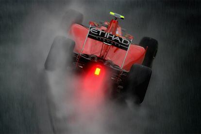 El Ferrari de Fernando Alonso, durante la segunda sesión de entrenamientos libres.