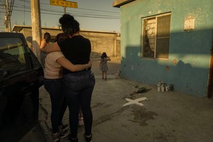 Familiares y amigos de las víctimas colocaron flores y cruces de cal para cubrir la sangre en las calles de la colonia Manuel Cavazos Lerma, en Nuevo Laredo, Estado de Tamaulipas (México).