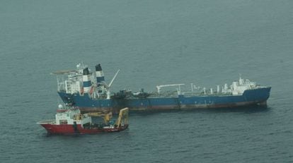 Extracci&oacute;n del fuel del petrolero &#039;Prestige&#039;, hundido frente a las costas de Galicia.