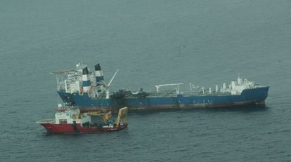 Extracción del fuel del petrolero 'Prestige', hundido frente a las costas de Galicia.