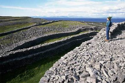 Las ruinas celtas de Dun Aengus, al borde de un acantilado de más de 90 metros de altura en la costa de Inishmore, la mayor de las tres islas de Aran.