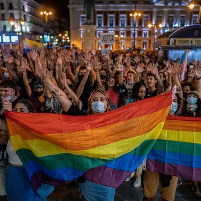 DVD 1070 (08-09-21)Cientos de personas protestando contra las agresiones a las personas LGTBI, en la Puerta del Sol, Madrid. Foto: Olmo Calvo