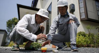 Residentes de Fukushima miden la radiaci&oacute;n.