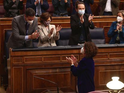El presidente Pedro Sánchez y ministros de su Gobierno celebran ayer en el Congreso la aprobación de los Presupuestos Generales del Estado.