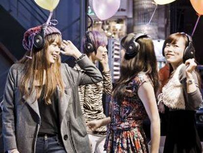 Jóvenes en una discoteca silenciosa (donde la música se escucha con auriculares) en el barrio de Hongdae, en Seúl.