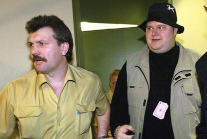 Kim Schmitz (a la derecha), detenido en Múnich en 2002.