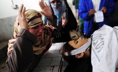 Una madre llora la muerte de su hija en los ataques en Pakistán contra la campaña de vacunación de la polio.