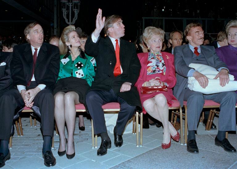 Los hermanos Trump, con sus padres, en 1990.