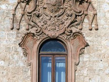 Escudo nobiliario del cardenal Borb&oacute;n en la fachada del restaurado palacio arzobispal de Alcal&aacute; de Henares.